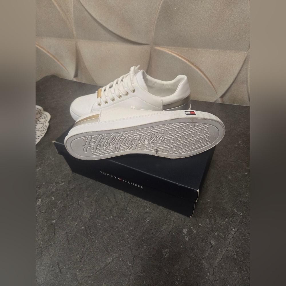 Tommy Hilfiger Women's Tennis Shoes White Size 9.5 Medium - Picture 2 of 6
